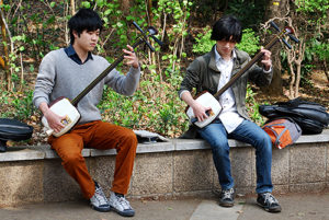 井の頭公園の三味線デュオは、若くてイケメン！