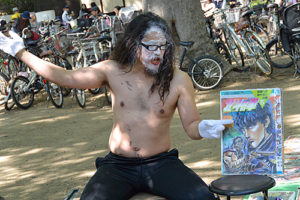 井の頭公園の眼前1メートルのマンガ読み聞かせオジサン