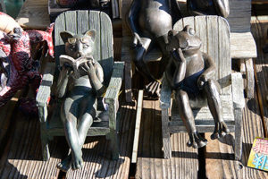 井の頭公園・七井橋通り［おもしろ雑貨店②］日向ぼっこネコとカエル