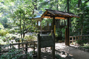 ［井の頭公園・豆知識21］動物園と彫刻園の通路にある野口雨情の童心居
